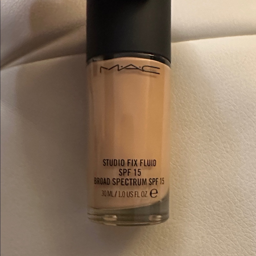 MAC Cosmetics Studio Fix Fluid Foundation SPF 15 - Tan - Picture 2 of 4